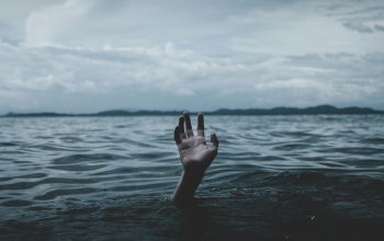 Wallpaper A Person Drowns Underwater
