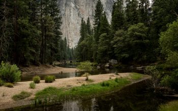 Wallpaper Body of Water Near Mountain at Daytime