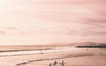 Wallpaper Several People Standing on Seashore