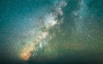 Wallpaper Stars Overlooking Body of Water at Night