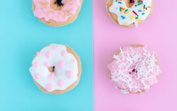 Wallpaper Six Assorted-Flavor Doughnuts