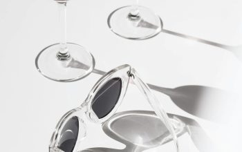 Wallpaper Two Clear Footed Drinking Glasses