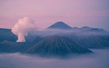 Wallpaper Mountain Surrounded by Clouds