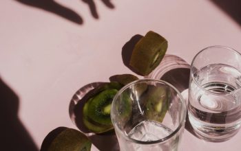 Wallpaper Two Clear Drinking Glasses with Kiwi Fruits