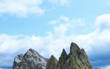 Wallpaper Rocky Mountain Under White Clouds During Daytime
