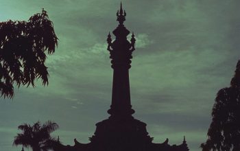 Wallpaper Silhouette of Statue Under Cloudy Sky