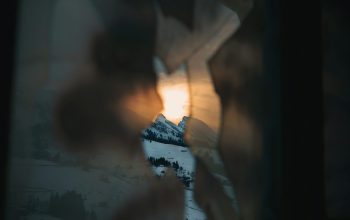 Wallpaper A Blurry Mountain View Through a Window