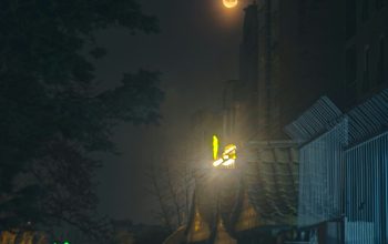 Wallpaper A Street at Night with a Streetlight On