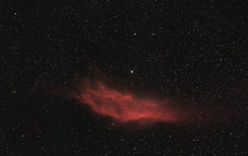 Wallpaper A Very Bright Red Object in the Middle of the Night Sky