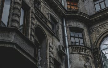 Wallpaper An Old Building with Many Windows and Balconies