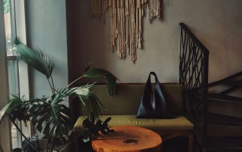 Wallpaper A Living Room with a Couch and a Table