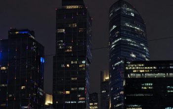 Wallpaper A City at Night with Lots of Tall Buildings