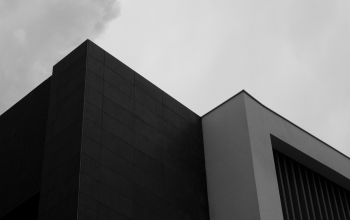Wallpaper A Black and White Photo of a Tall Building