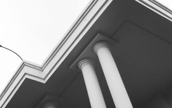 Wallpaper A Black and White Photo of a Building with Columns
