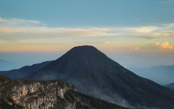 Wallpaper A Mountaintop Sunset