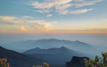 Wallpaper A Scenic View of a Mountain Range at Sunset