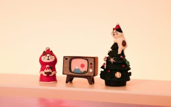 Wallpaper A Couple of Small Figurines Sitting on a Table
