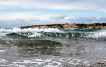 Wallpaper Waves Under White Cloudy Sky at Daytime
