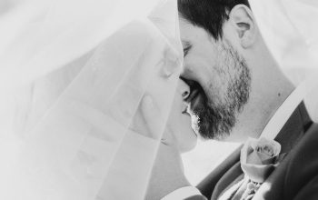 Wallpaper Bride and Groom Kissing