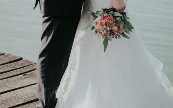 Wallpaper Newlywed Couple Standing on Dock