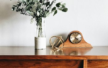Wallpaper Brown Wooden Framed Analog Mantle Clock Near Gray Petaled Flower Centerpiece
