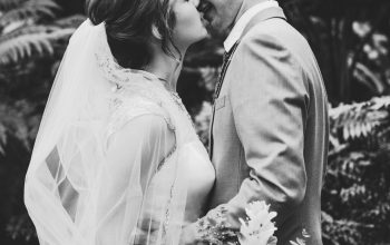 Wallpaper Grayscale Wedding Kiss
