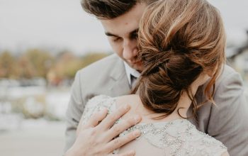 Wallpaper Couple Hugging Under Gray Sky