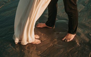 Wallpaper Man and Woman Standing in Shallow Water