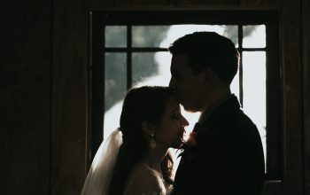 Wallpaper Man Kissing Woman’s Forehead