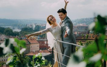 Wallpaper Newlyweds on Terrace