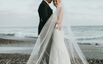 Wallpaper Newlywed Couple on the Shore