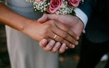 Wallpaper Man and Woman Holding Hands