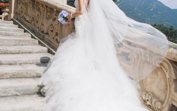 Wallpaper Bride Holding Bouquet Standing on White Stairs