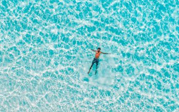 Wallpaper Bird’s Eye View of Man on Body of Water