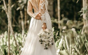 Wallpaper Woman Holding White Flower Bouquet During Daytime