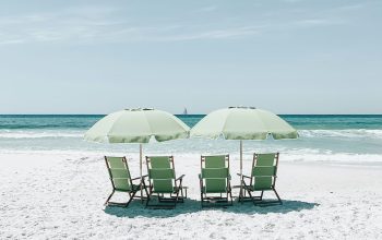 Wallpaper Green Chairs Under Umbrellas on Shore