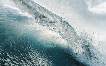 Wallpaper A Large Wave in the Middle of the Ocean