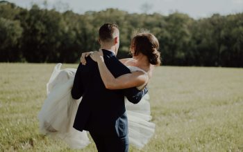 Wallpaper Man Carrying Woman During Daytime