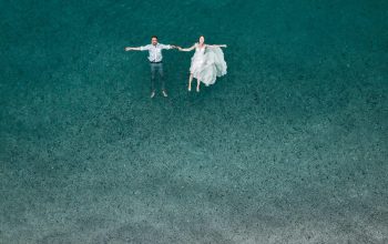 Wallpaper Man and Woman Floating on Blue Beach