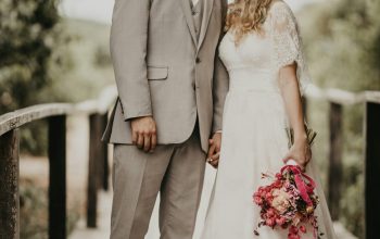 Wallpaper Man Kissing Woman on the Forehead