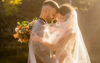 Wallpaper Newlywed Couple in Lush Green Forest