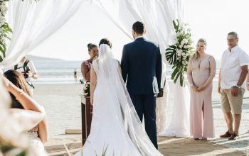 Wallpaper Newlywed Couple on Isle Getting Married at Shore