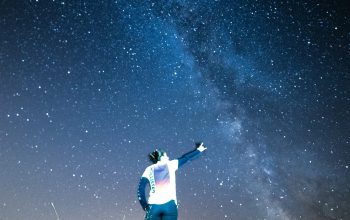 Wallpaper Woman Watching Milky Way