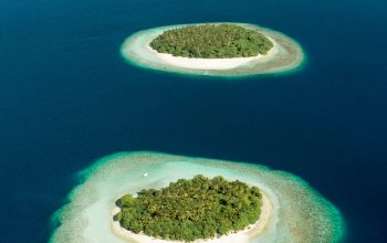 Wallpaper Green and Brown Island in the Middle of Blue Water