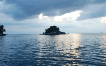 Wallpaper Body of Water Under Cloudy Sky During Daytime