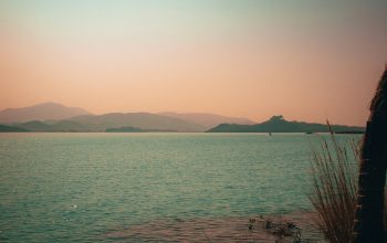 Wallpaper Body of Water Near Mountain During Daytime