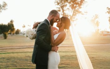 Wallpaper Man and Woman Kissing on Green Grass Field During Sunset