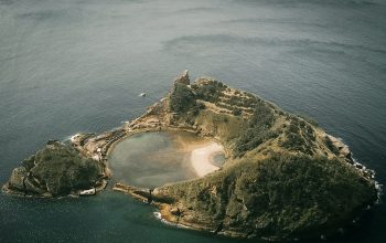 Wallpaper Aerial View of Island in the Middle of Ocean
