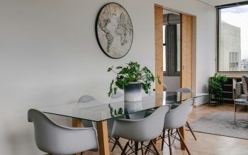 Wallpaper White Round Table with Chairs
