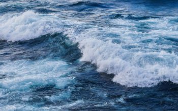 Wallpaper Ocean Waves Crashing on Shore